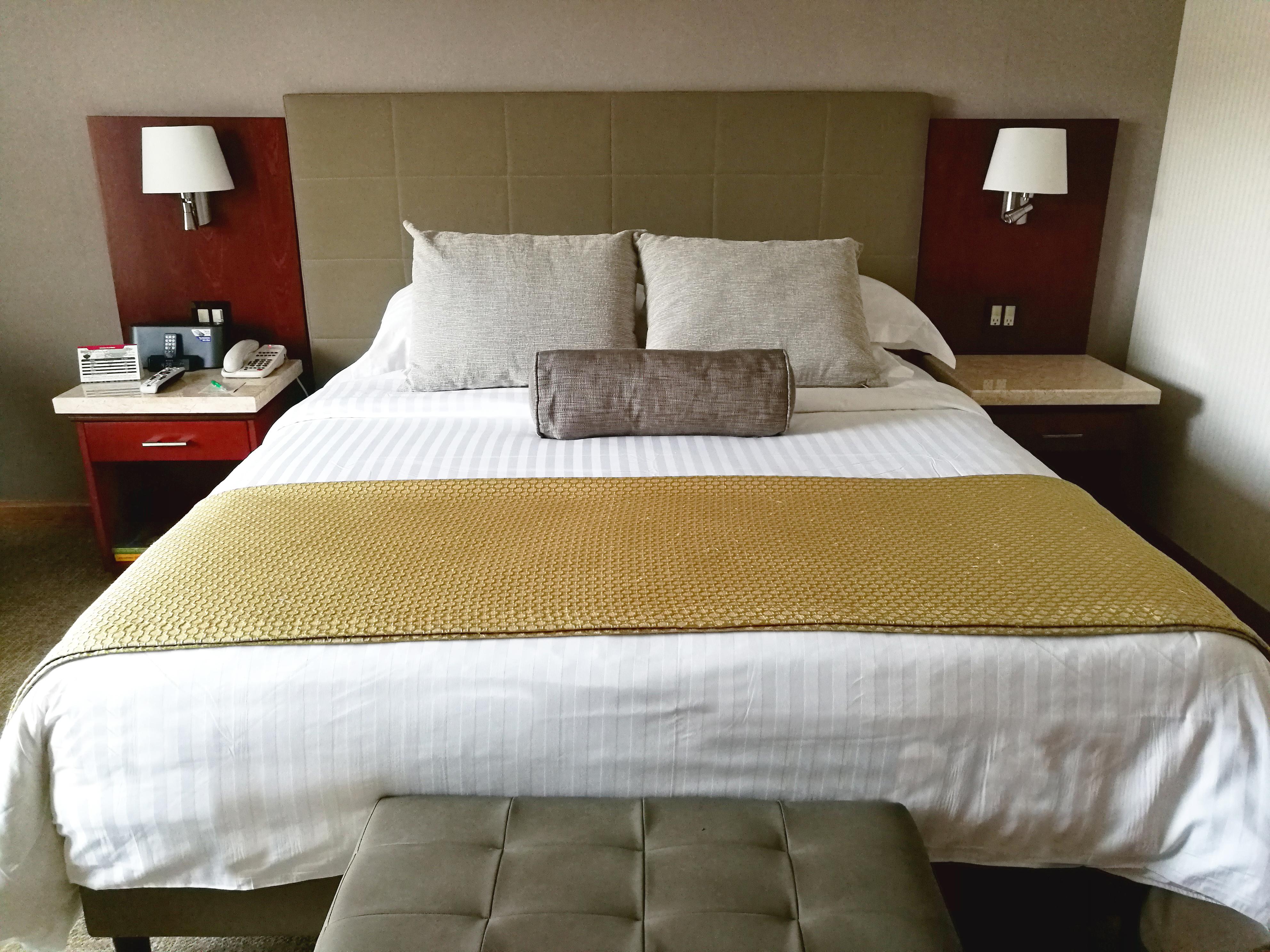 Bogota Plaza Hotel Esterno foto A bed with a bed runner
