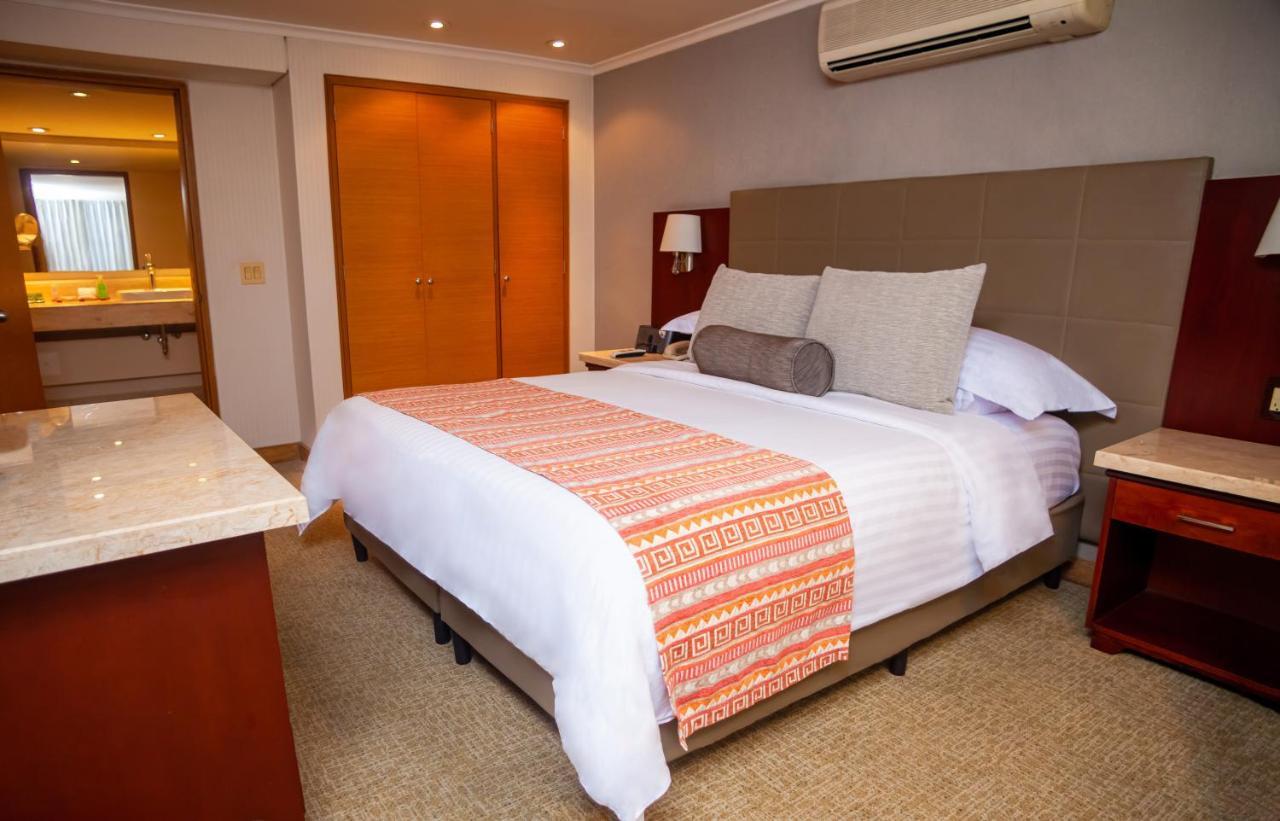 Bogota Plaza Hotel Esterno foto A bedroom in a hotel