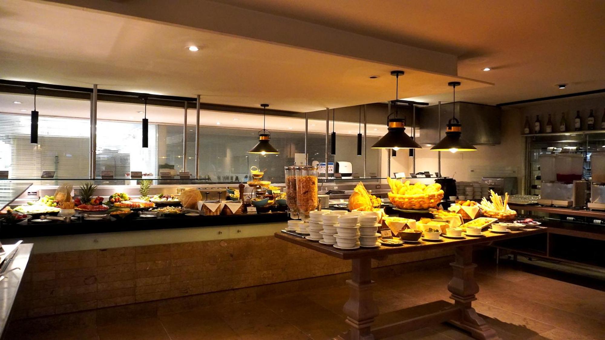 Bogota Plaza Hotel Esterno foto The buffet at the restaurant