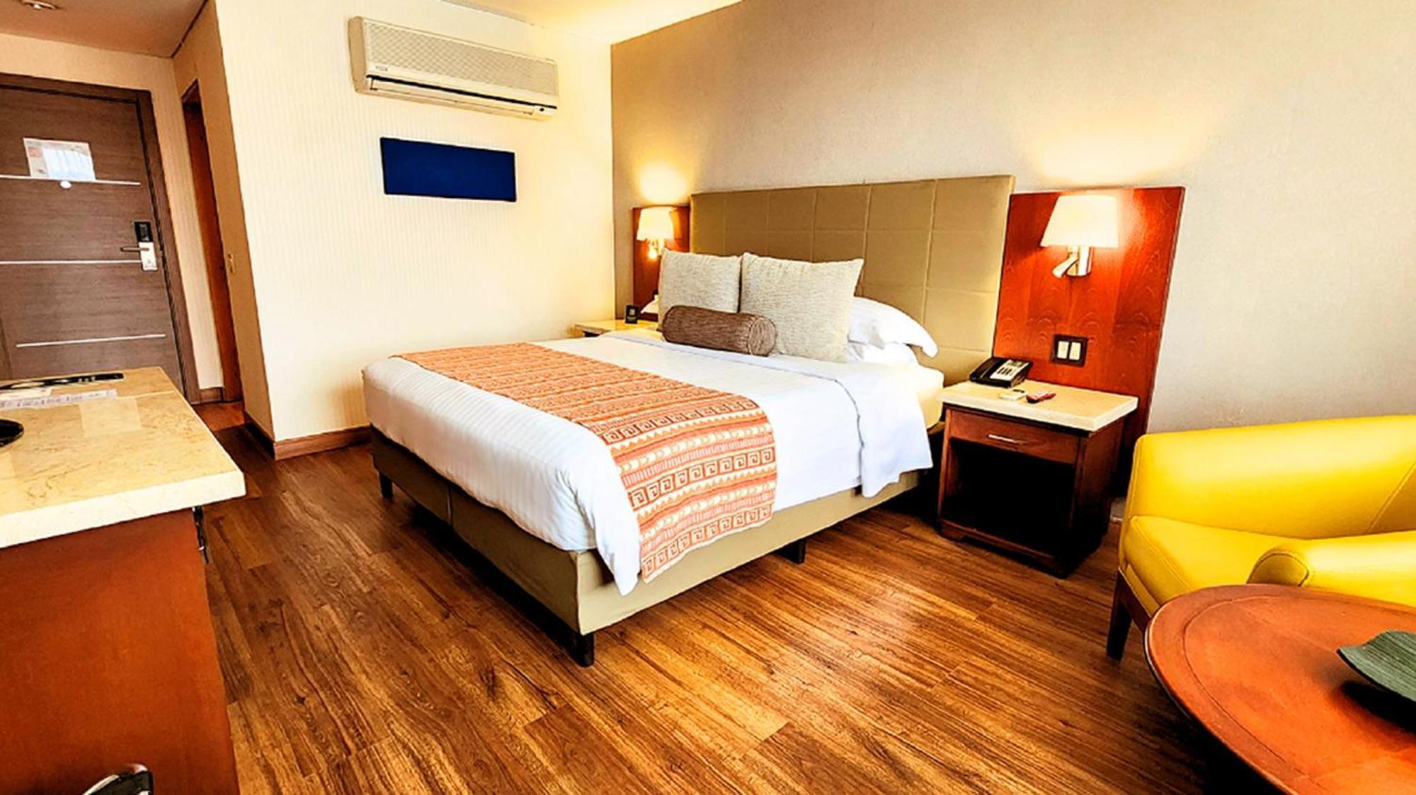 Bogota Plaza Hotel Esterno foto A room at the hotel