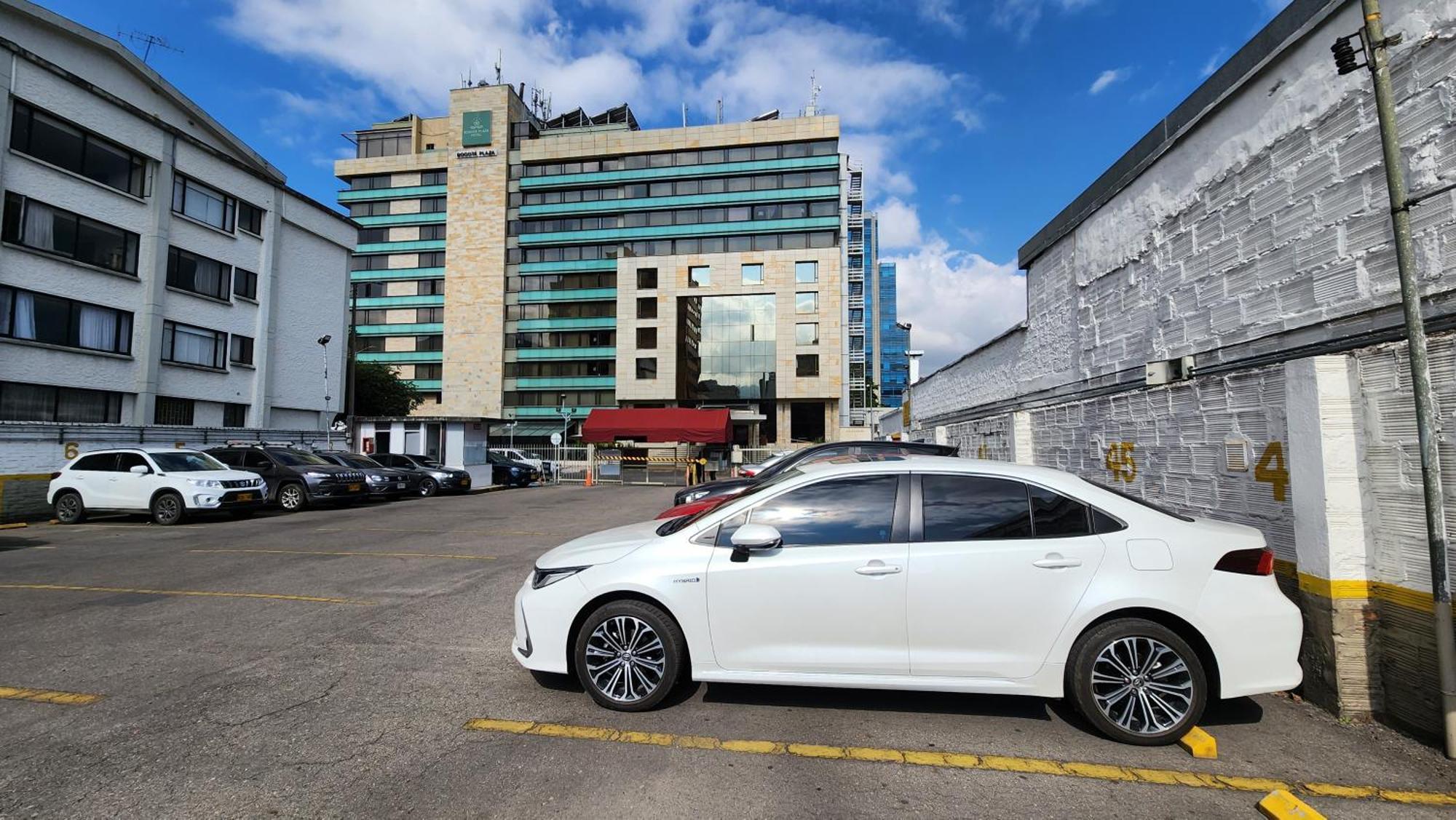 Bogota Plaza Hotel Esterno foto Toyota Corolla Sedan