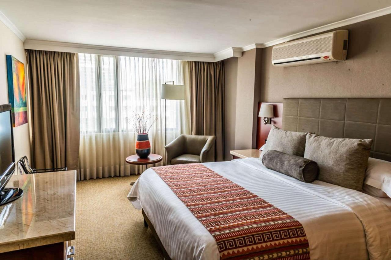 Bogota Plaza Hotel Esterno foto A room at the hotel
