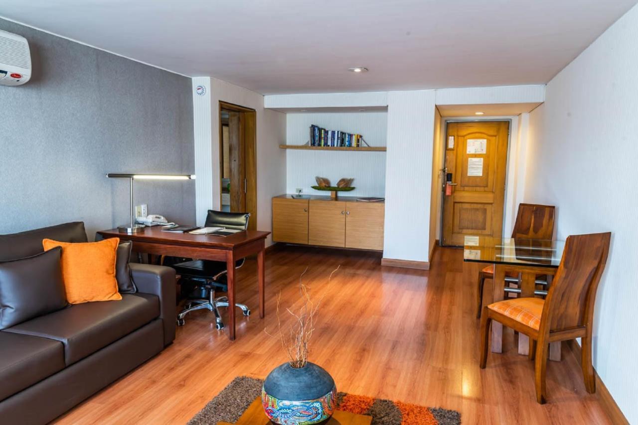 Bogota Plaza Hotel Esterno foto A living room in a suite at the hotel