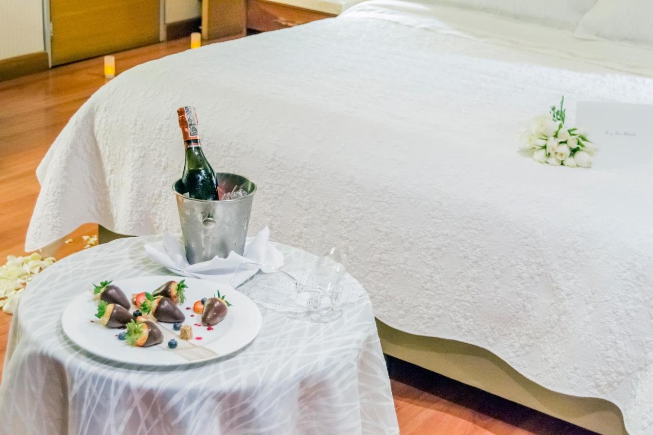 Bogota Plaza Hotel Esterno foto A honeymoon suite